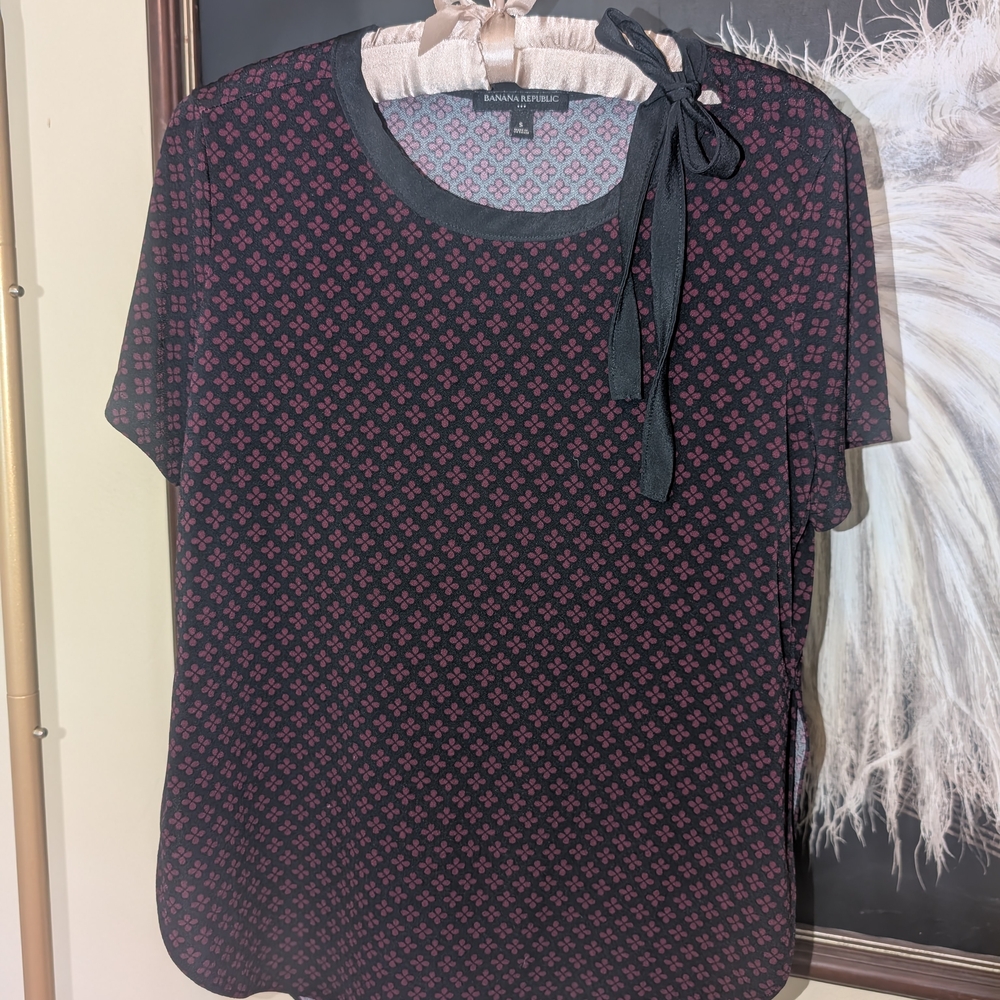 2/$20 Banana Republic Black and Red Patterned Blouse